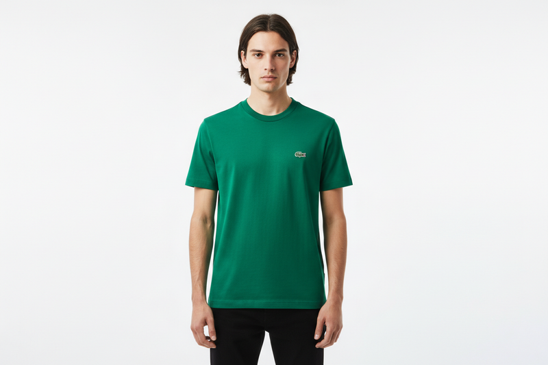 criar um modelo masculino vestindo uma camiseta lacoste basica gola redonda na cor ver, foto para e- comerce